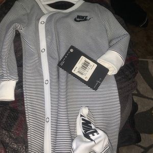 NIKE SLEEPER SIZE 9M